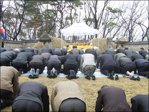 지난 4월 1일 연산군 묘에서 봉향된 폐주 연산군 제사에서 종친들이 절하고 있다. 